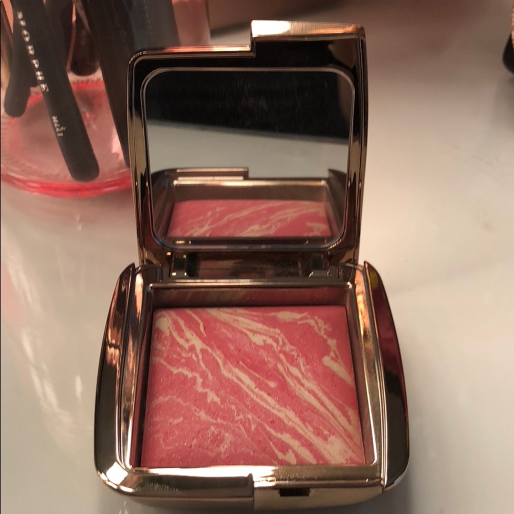 Hourglass ambient lighting blush
